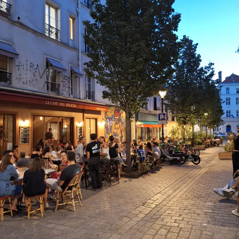 Bars dans une rue du bas Belleville
