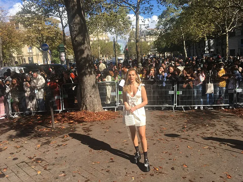 Danseuse et actrice Maddie Ziegler pendant la Paris Fashion Week 2021