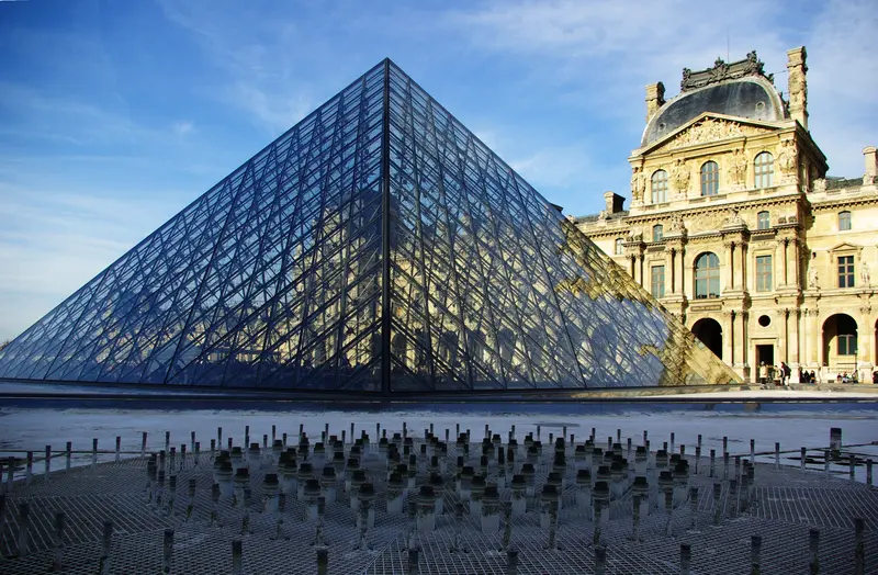 Le Palais du Louvre et sa pyramide
