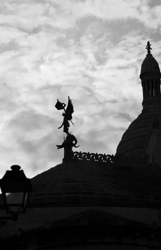 Saint Michel Terrassant le Dragon au sommet du Sacré Coeur