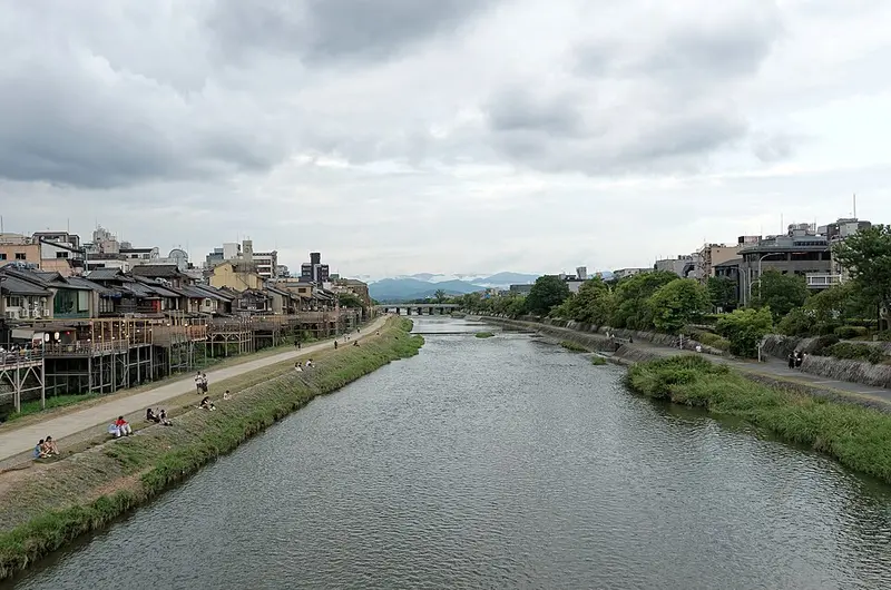 La rivière Kamo et les montagnes en arrière plan