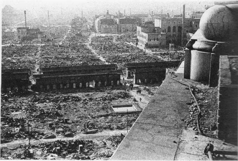 Nakamise détruite par les bombardements de 1945 Photographie des desctructions autour du Nakamise par les bombardements de 1945