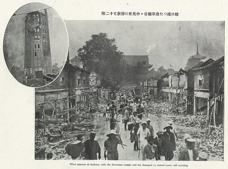 Tremblement de terre de 1923 Extrait du livre - Earthquack Pictoral Edition montrant les effets du tremblement de terre à Asakusa avec le temple Senso-Ji au fond