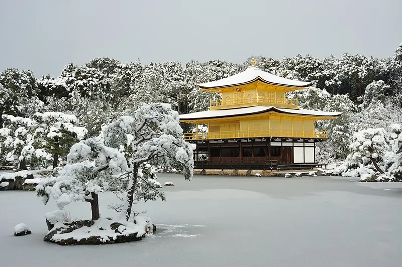 Le temple du pavillon d'or et son lac sous la neige